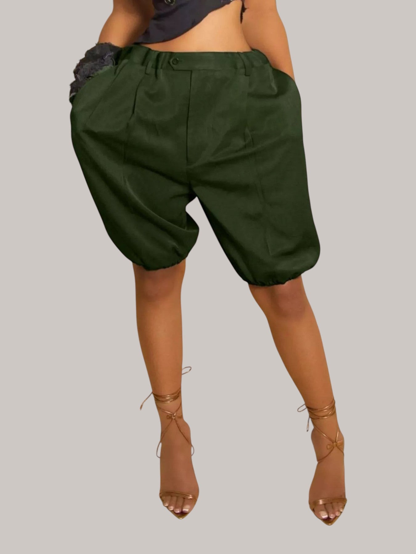 MICHEL dark green high-waisted pleated shorts with a relaxed fit, side pockets, and a drawstring waist.